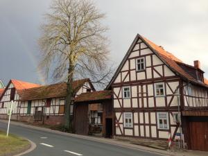 Kastanienhof mit Regenbogen