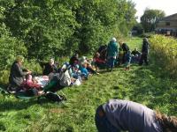 Kinder machen Pause auf dem Acker